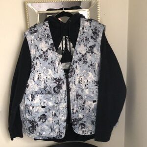 Men’s abstract print vest